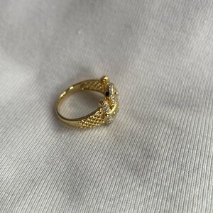 Everyday ring with zirconias